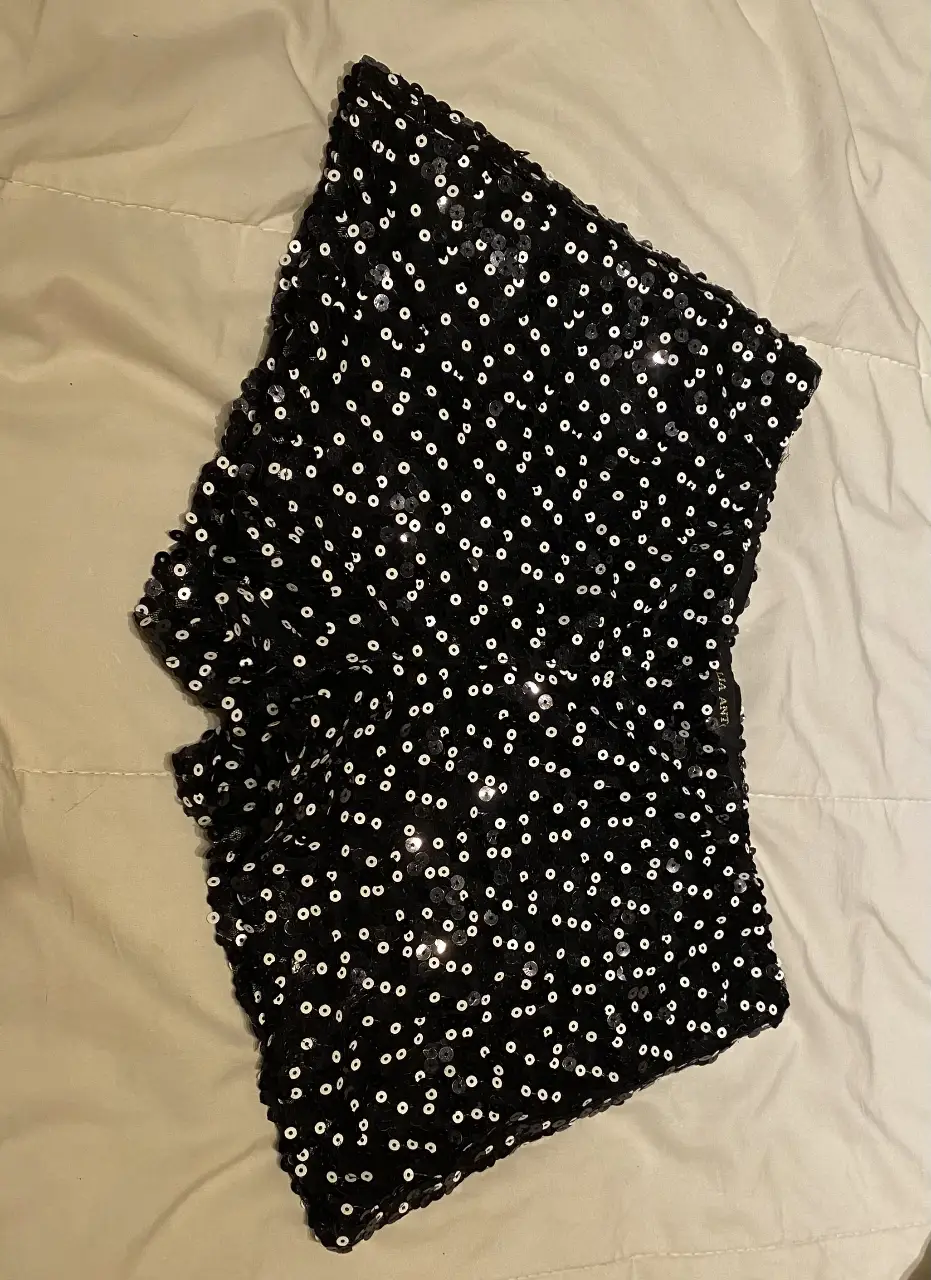 Short negro con lentejuelas blancas, ideal para fiesta o eventos especiales. Diseño brillante y llamativo, perfecto para destacar en cualquier ocasión.