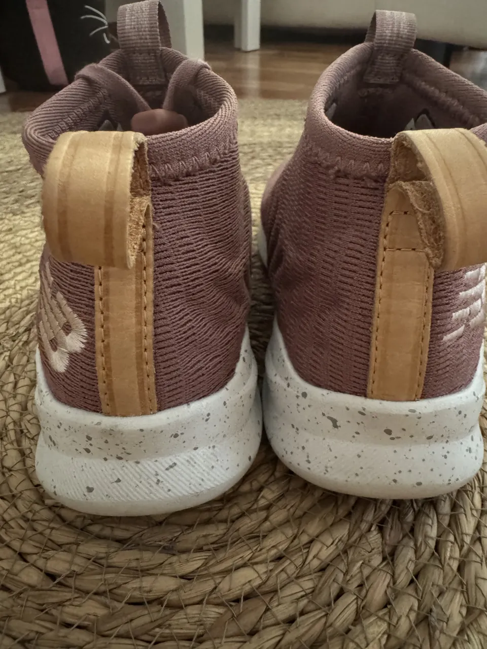 Zapatillas deportivas New Balance color rosa pálido, ideales para running o uso casual. Cuentan con un diseño moderno y cómodo, perfectas para el día a día.