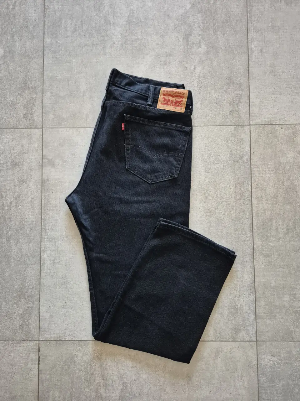 Jeans rectos de hombre, color negro, de la marca Levi's. Talle W40 L32. Perfecto para un look casual y moderno. Solo un uso.