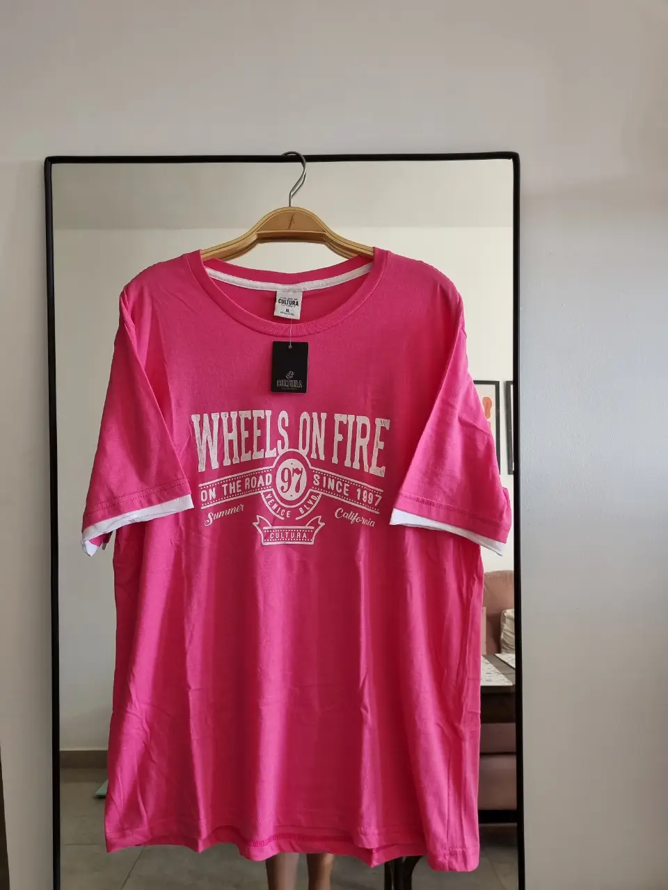 Remera de hombre de color rosa con detalles en blanco. Estampado "Wheels on Fire" en la parte delantera. Talle XL.