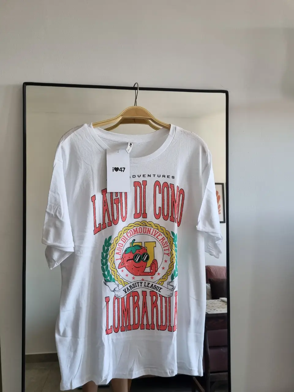 Remera blanca de algodón con estampado "Lago di Como". Ideal para un look casual y urbano.