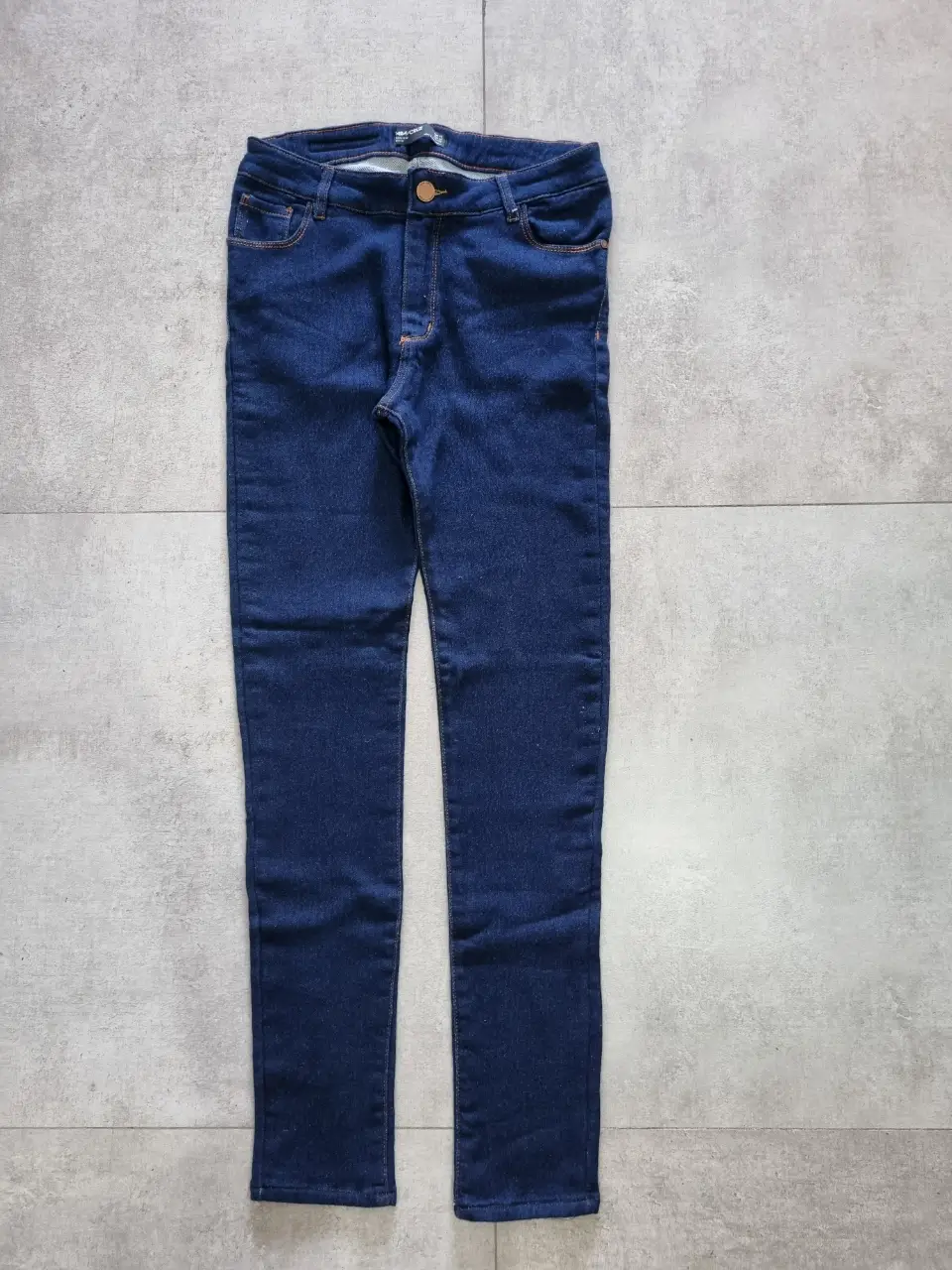 Jeans de mujer, corte recto, color azul oscuro. Talle 42, de la marca Cara Cruz. Ideal para un look casual y versátil.