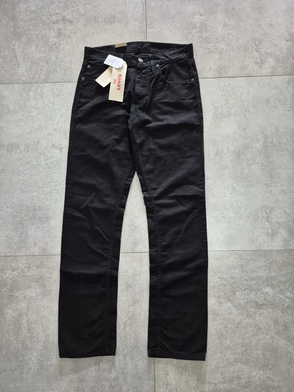 Jeans Levi's 511 Slim Fit de corderoy negro para hombre. Talle W32 L32. Ideal para un look casual y moderno.