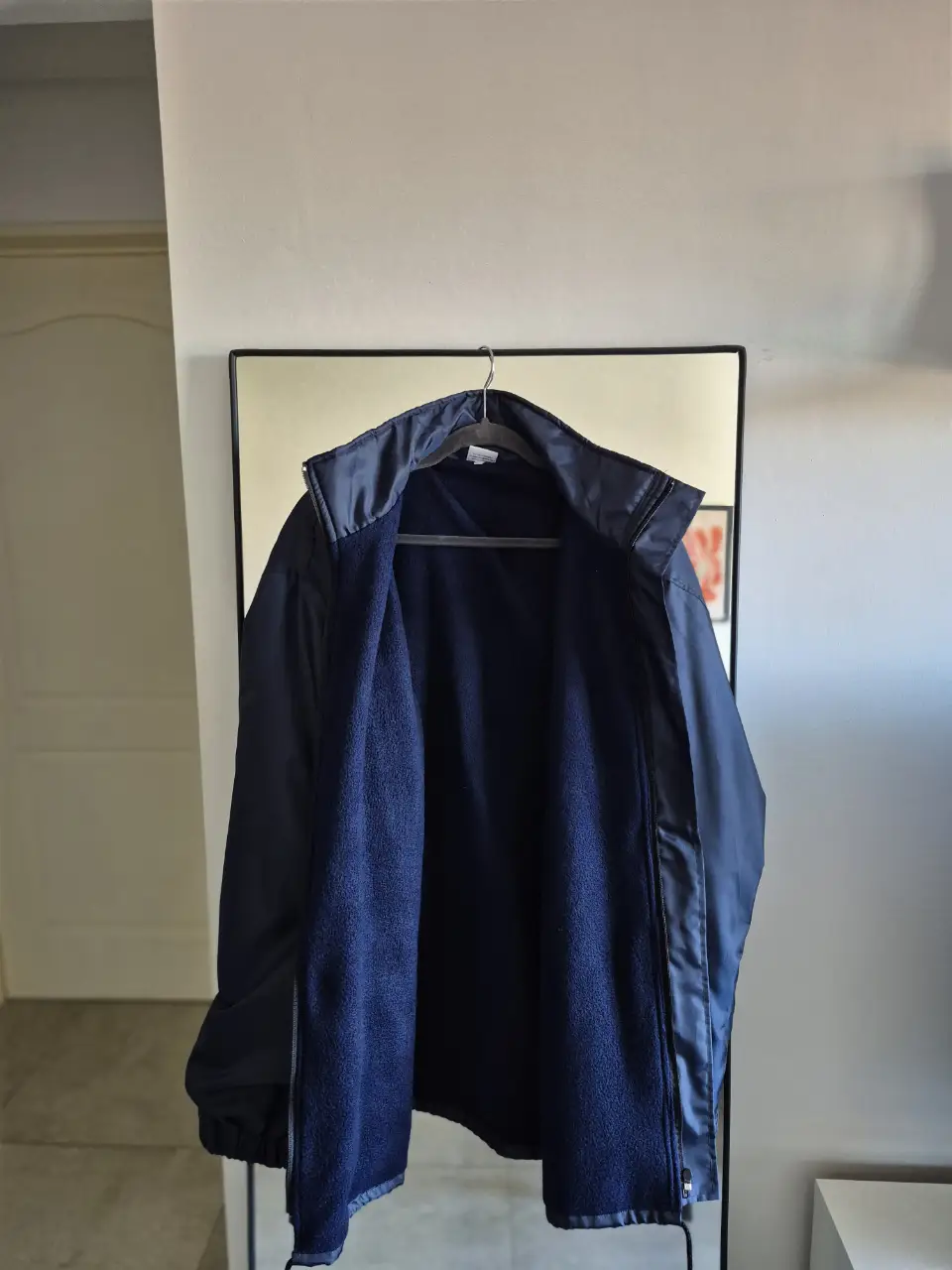 Campera azul marino con forro polar, ideal para el invierno. Posee cierre frontal y cuello alto. Cuenta con un parche amarillo en el pecho.