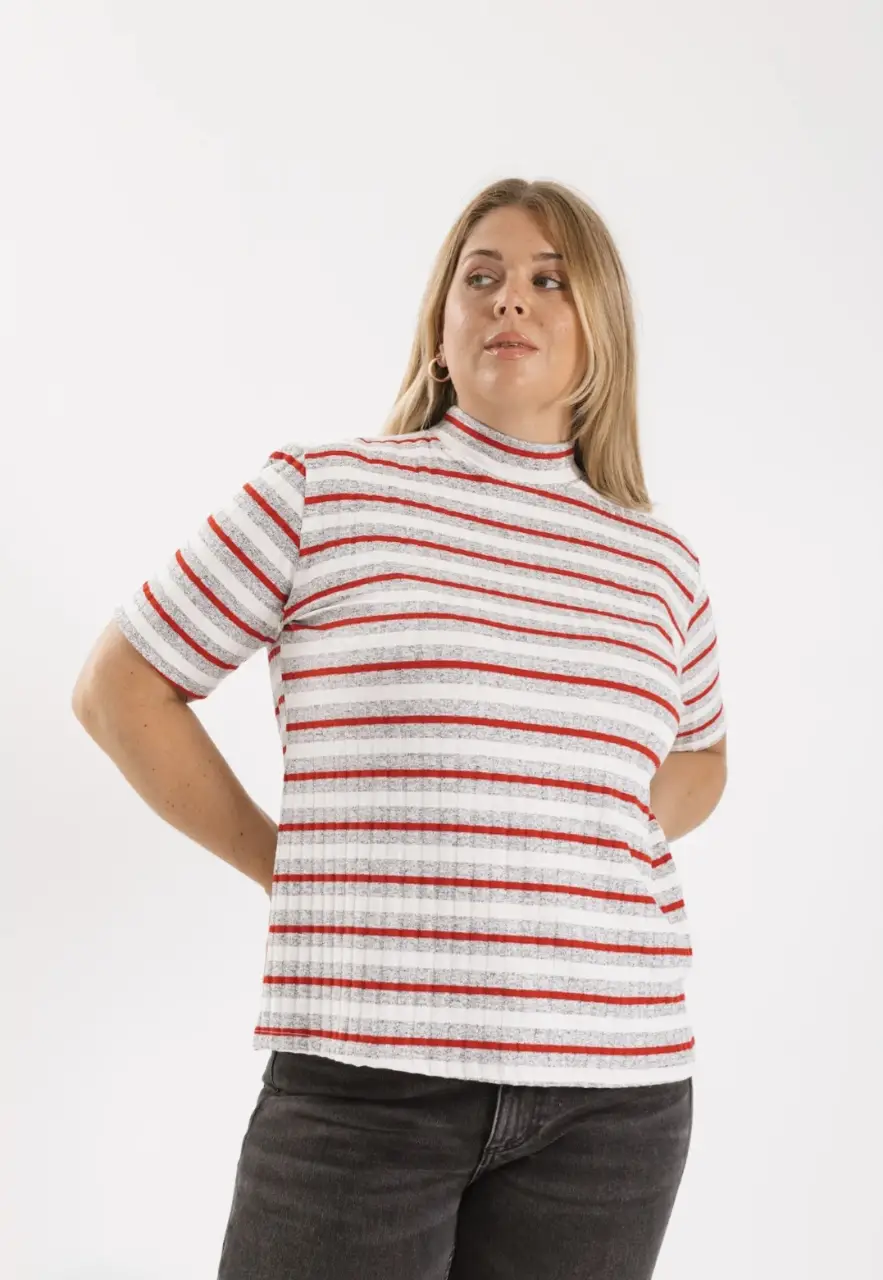 Remera de mujer a rayas horizontales en blanco, gris y rojo, con cuello alto y mangas cortas. Ideal para un look casual y moderno.