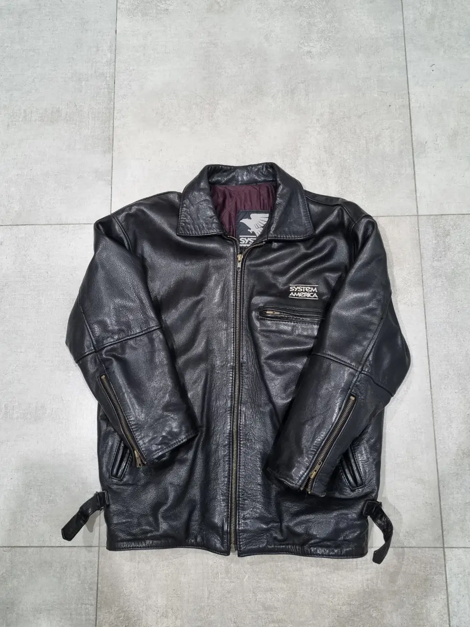 Campera de cuero negra para hombre, estilo biker, con cierre y detalles en los puños. Ideal para un look rockero y urbano.