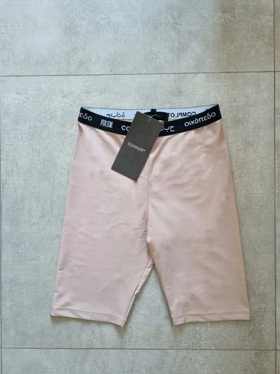 Calza de color nude, con cintura elastizada en color negro con inscripciones en blanco. Ideal para actividades físicas.