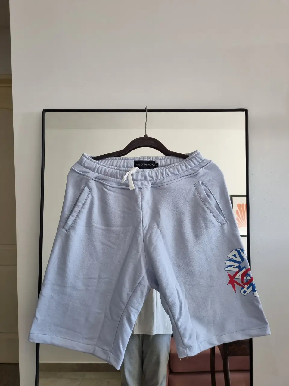 Short de hombre King of the Kongo, de color celeste claro, con estampado en la pierna. Ideal para un look casual y cómodo.