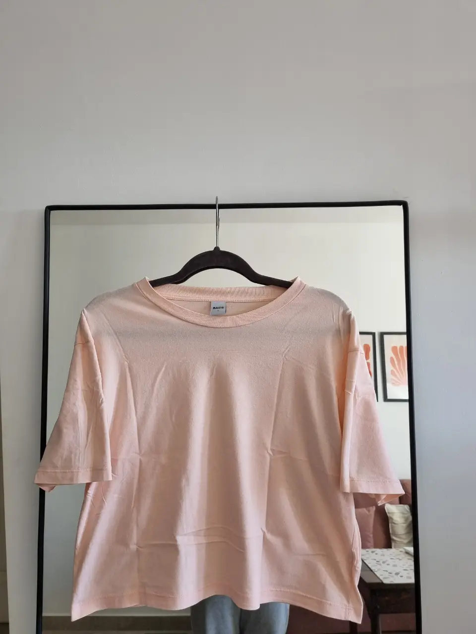 Remera de manga corta color rosa claro, de la marca BASIS. Ideal para un look casual y cómodo.