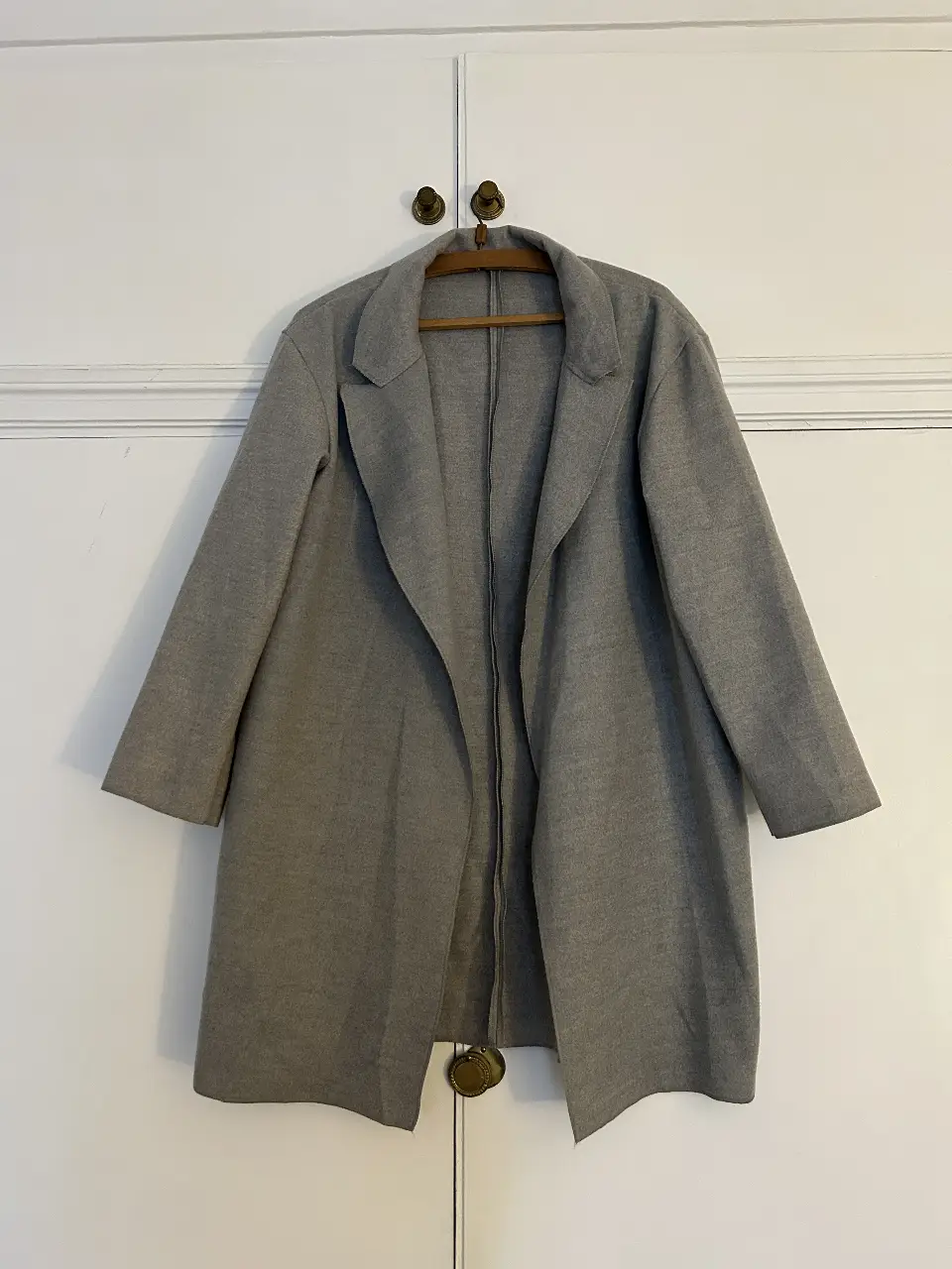 Sobretodo de paño gris, ideal para el invierno. Corte clásico y elegante, perfecto para cualquier ocasión.
