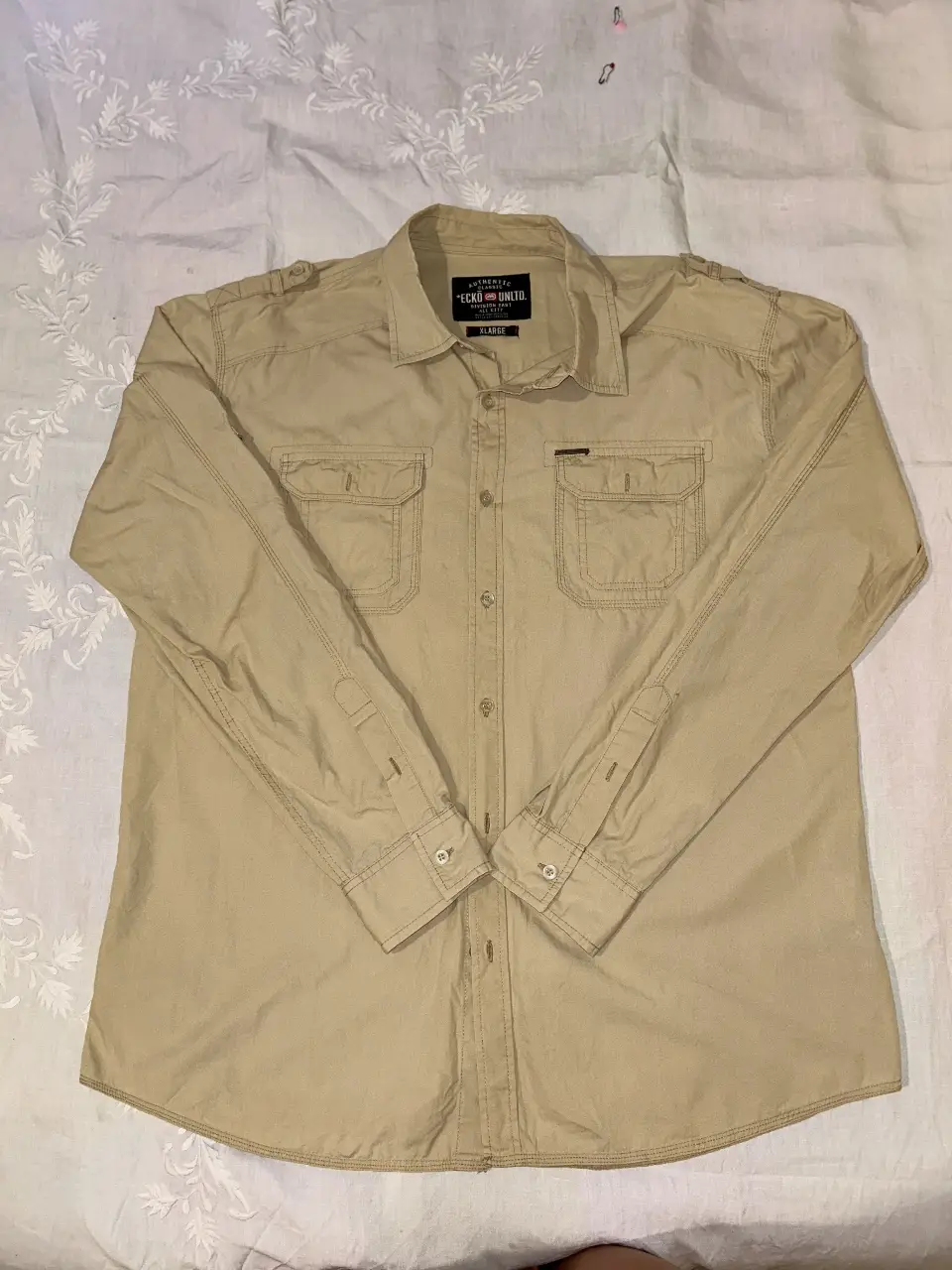 Camisa de hombre Ecko Unltd. color beige claro, manga larga con dos bolsillos delanteros. Talle XL.