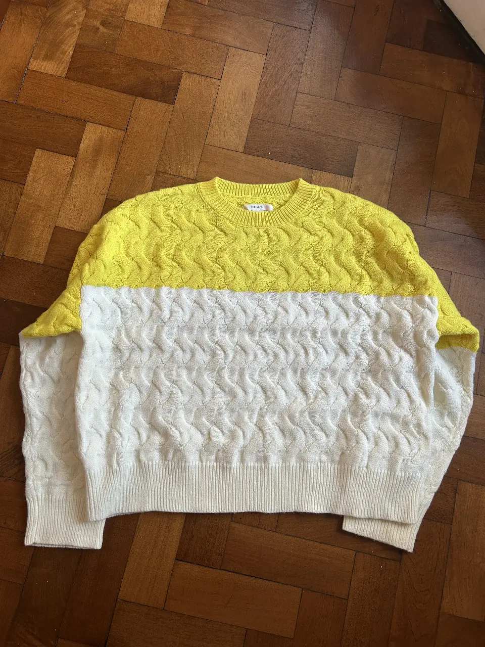 Sweater de mujer Forever 21, tejido con diseño en relieve. Combinación de colores amarillo y blanco. Ideal para un look casual y abrigado.