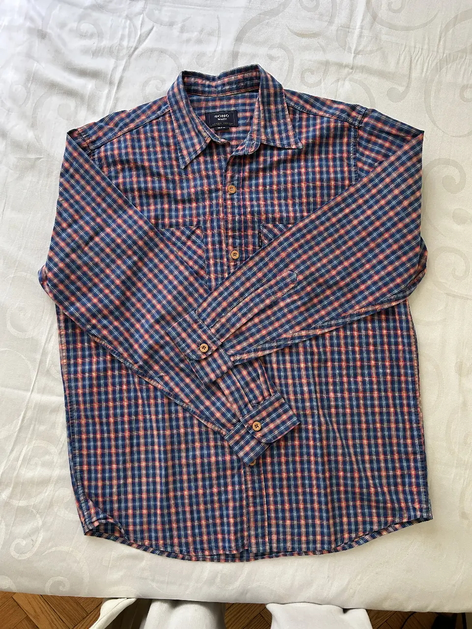 Camisa a cuadros para hombre, de manga larga, con cuello y botones. Ideal para un look oversize casual y cómodo.