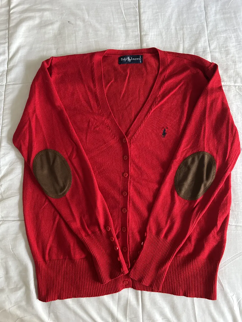 Cardigan rojo Ralph Lauren con coderas marrones. Un clásico aestethic para un look elegante y cómodo.