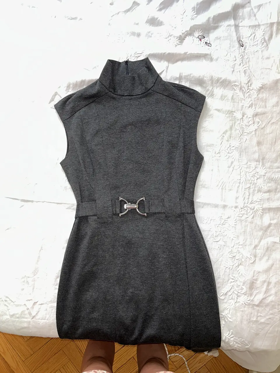 Vestido midi gris de Zara Basic, con cuello alto y cinturón con hebilla plateada. Ideal para un look elegante y sofisticado.