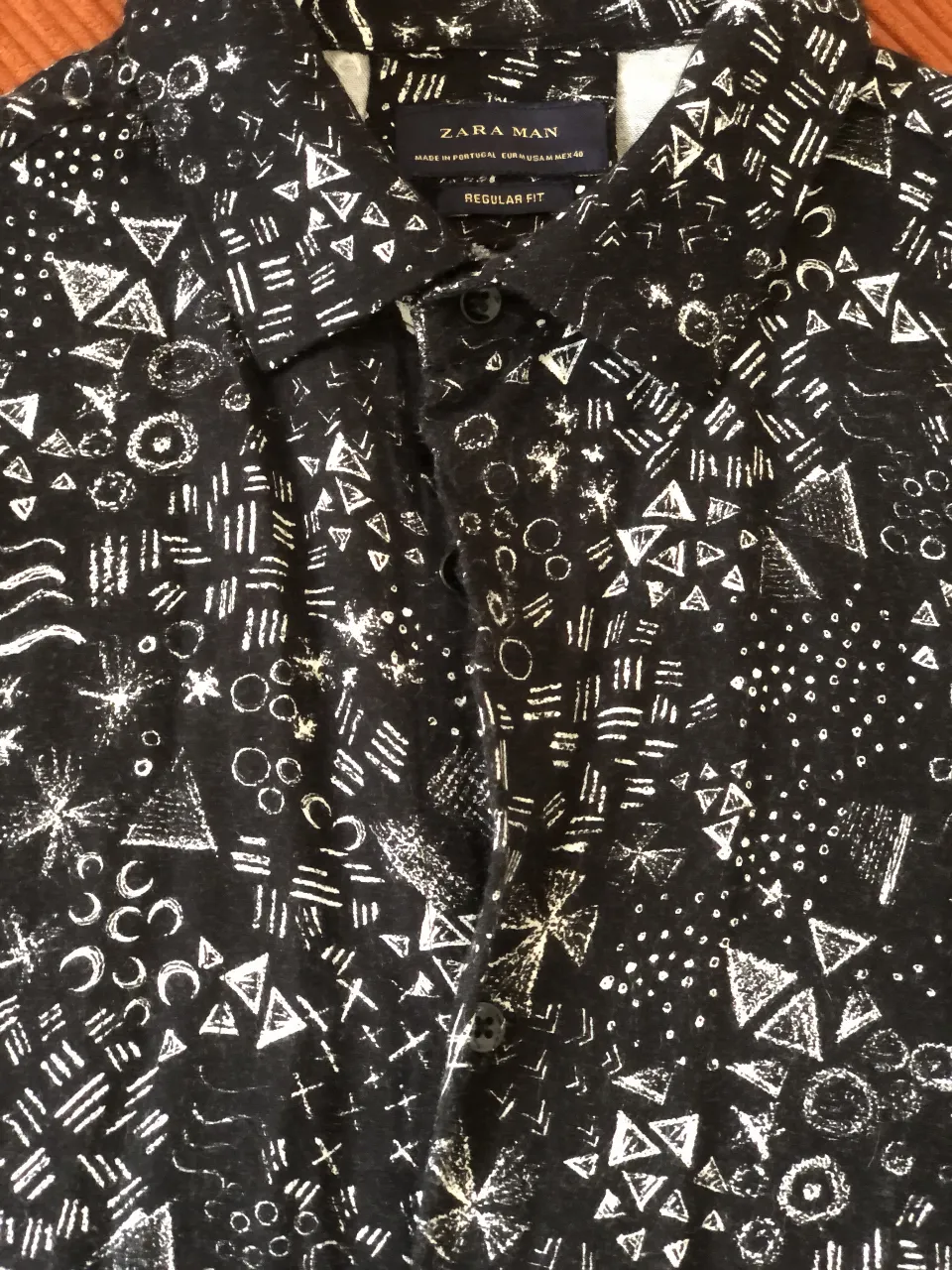 Camisa estampada de hombre, manga larga, con diseño geométrico en blanco sobre fondo negro. Marca Zara Man, corte regular fit. Ideal para un look casual y moderno.
