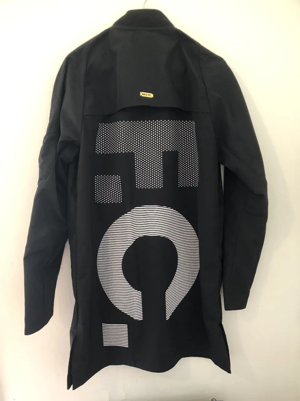 Campera deportiva negra Nike FC, con logo grande en la espalda y detalles en blanco. Talle S, ideal para entrenamientos o uso casual.