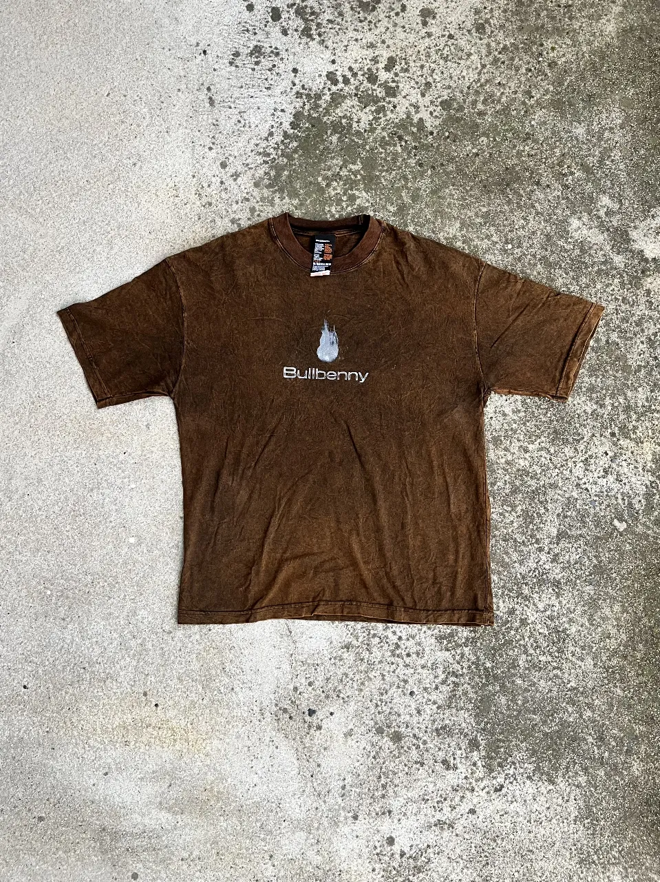 Remera manga corta de hombre, color marrón con estampado en el frente y la espalda. Estilo vintage y streetwear.