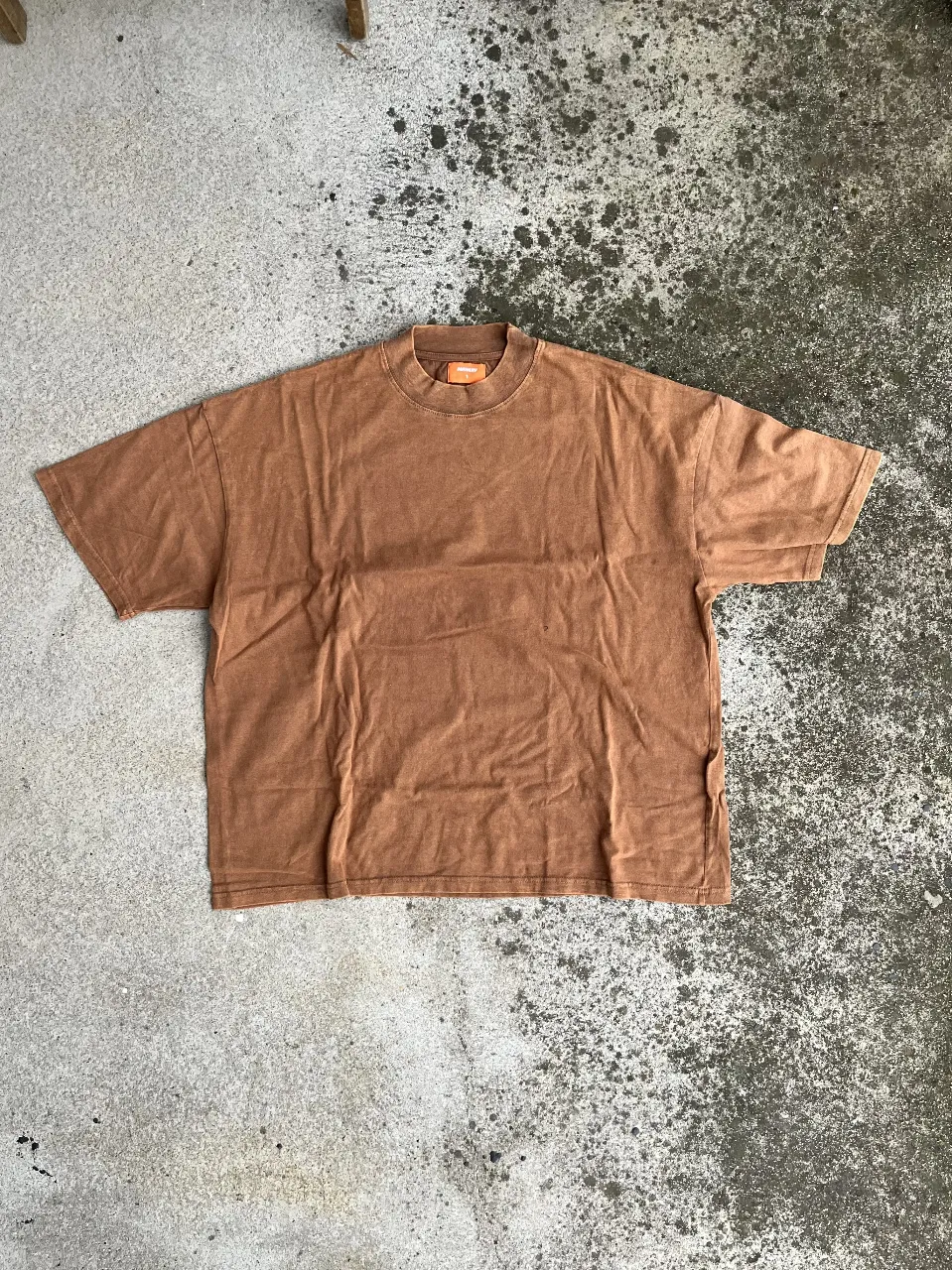 Remera manga corta de color marrón, ideal para un look casual y cómodo. Confeccionada en un tejido suave y de alta calidad, esta remera es perfecta para el día a día. Su diseño versátil la convierte en una prenda imprescindible en tu guardarropa.