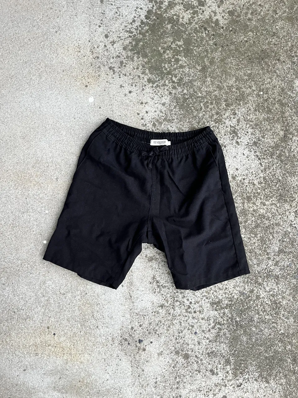 Short de hombre negro, ideal para actividades deportivas o uso casual. Confeccionado en tela resistente y cómoda, con cintura elastizada para un ajuste perfecto. Un básico versátil para tu guardarropa.