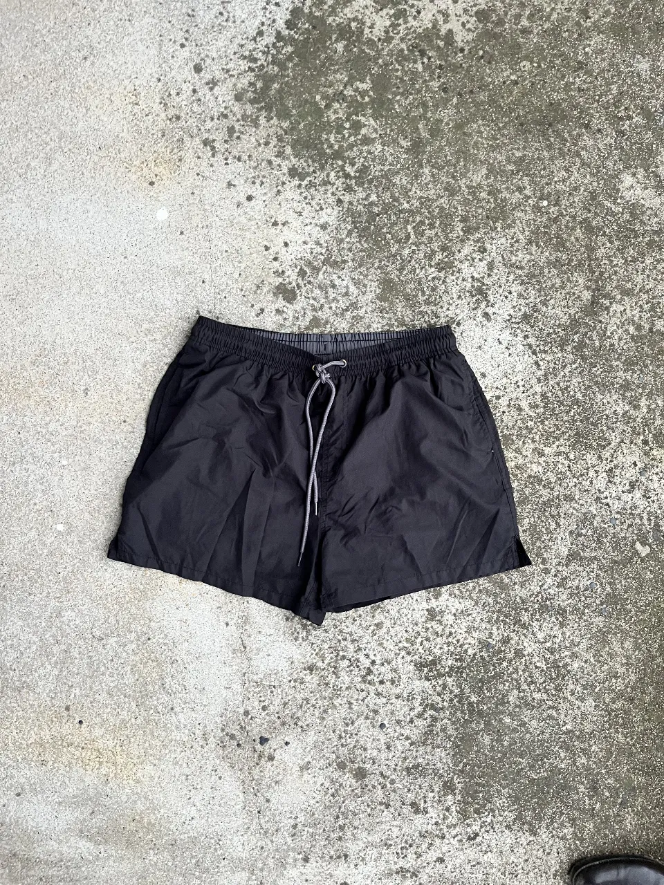 Short deportivo negro, ideal para actividades al aire libre o para usar en el gimnasio. Cuenta con un cordón ajustable en la cintura para un ajuste perfecto.