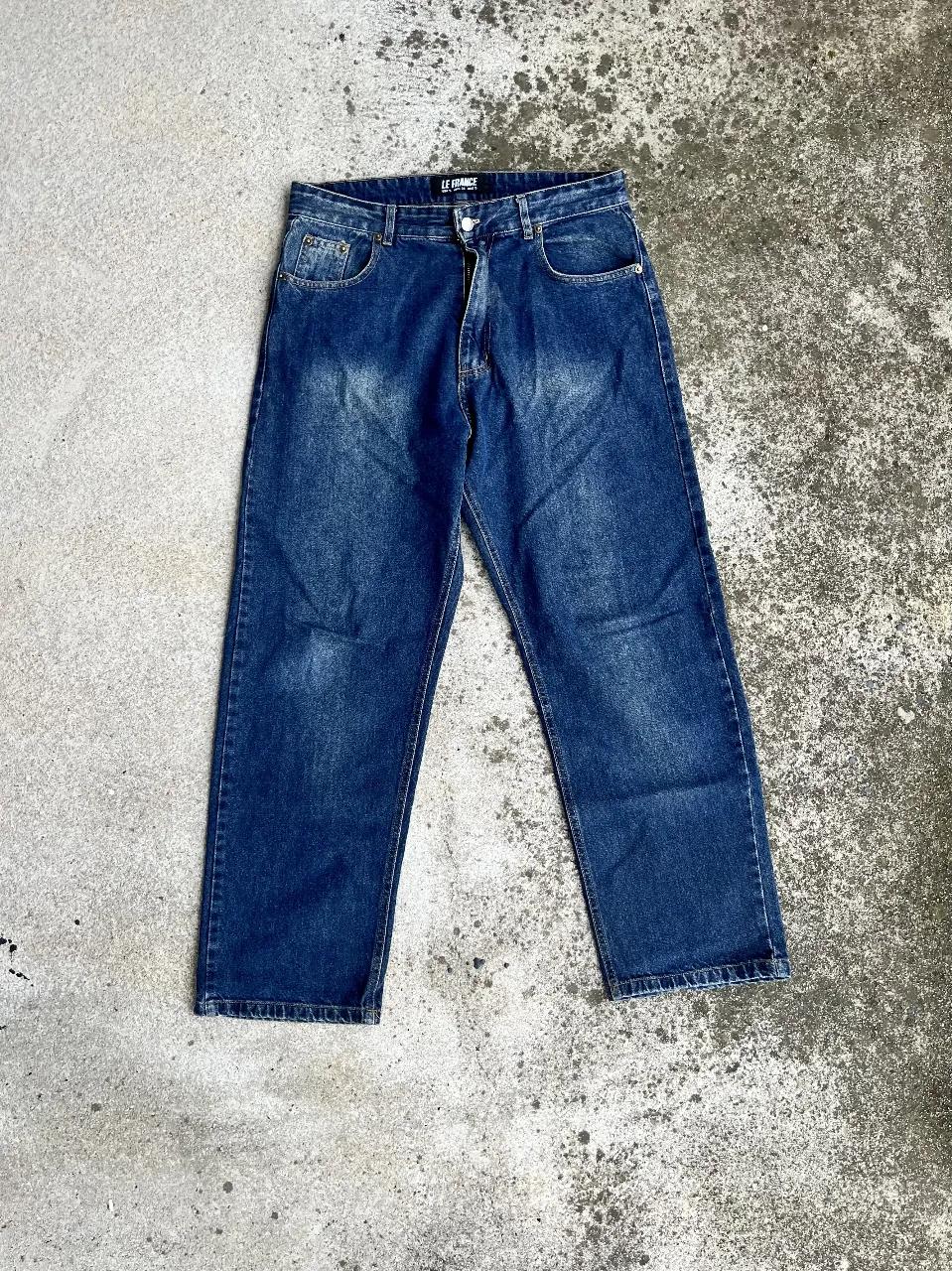 Jeans rectos de hombre, color azul oscuro con efecto gastado. Corte clásico y cómodo, ideal para un look casual y versátil.