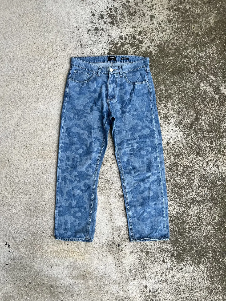 Jeans rectos de hombre con estampado camuflado en tonos azules. Un clásico renovado para un look canchero y urbano.