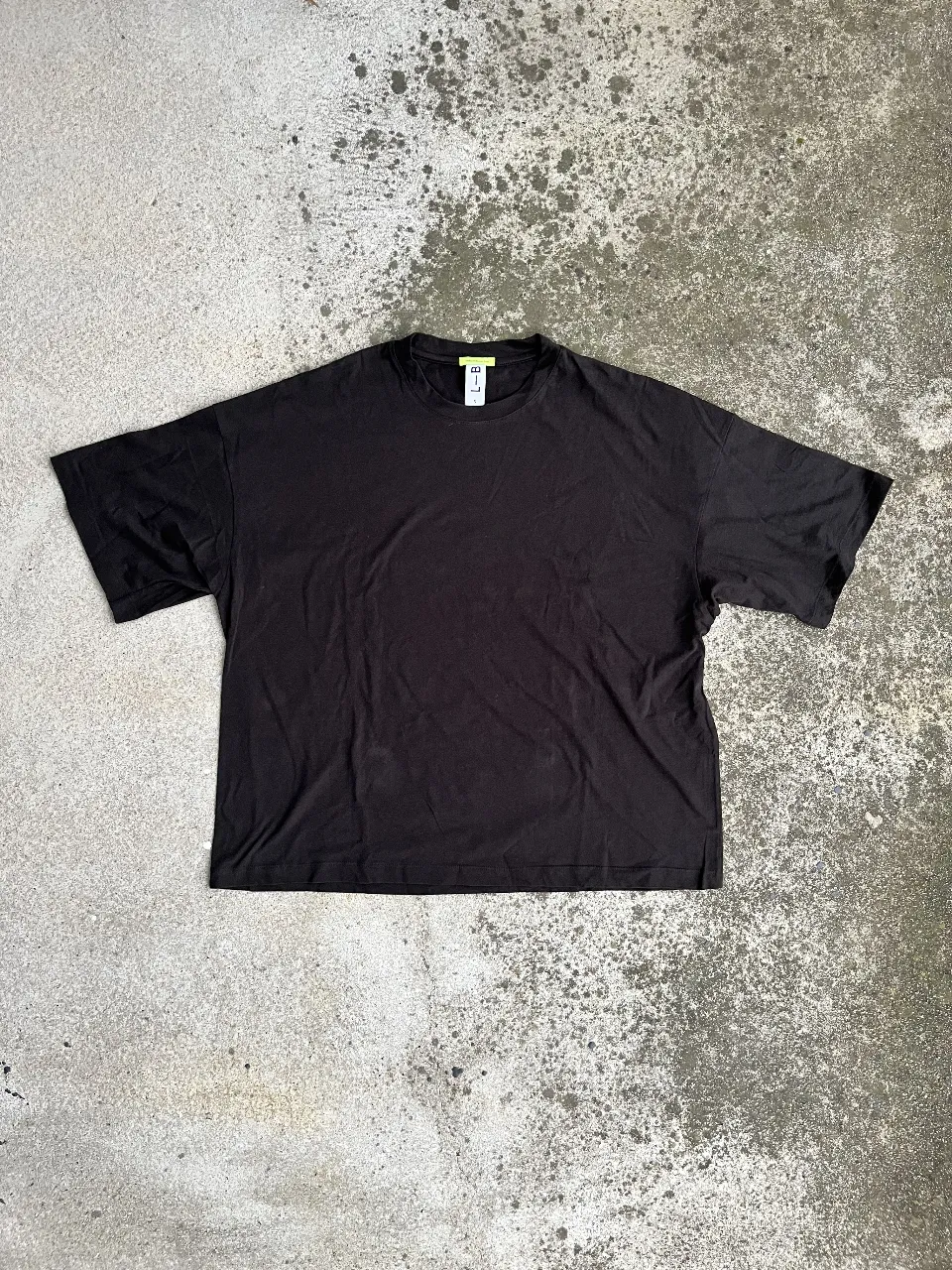 Remera negra de corte amplio, ideal para un look casual y cómodo. Confeccionada en tejido suave, perfecta para el día a día.
