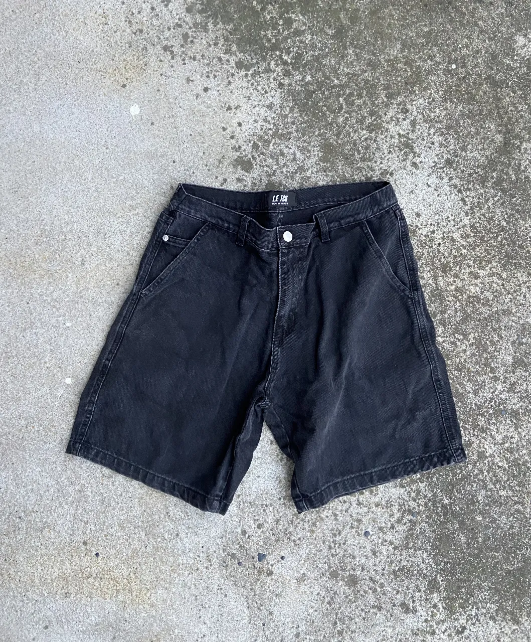 Short de jean negro, ideal para un look casual y urbano. Perfecto para combinar con remeras y zapatillas.