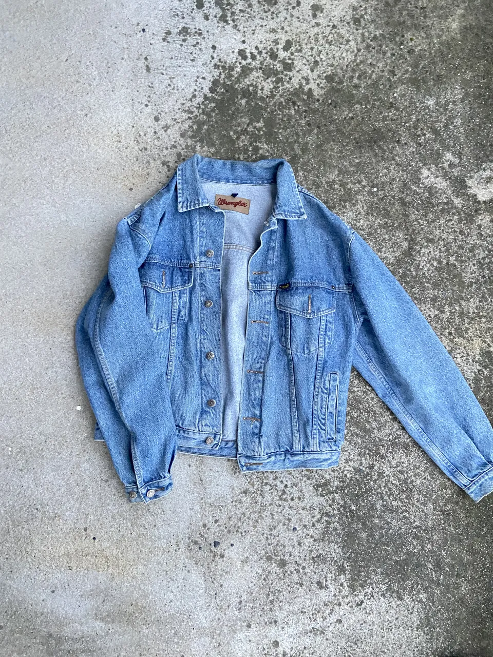 Campera de jean Wrangler azul claro, estilo vintage. Ideal para un look casual y cómodo.