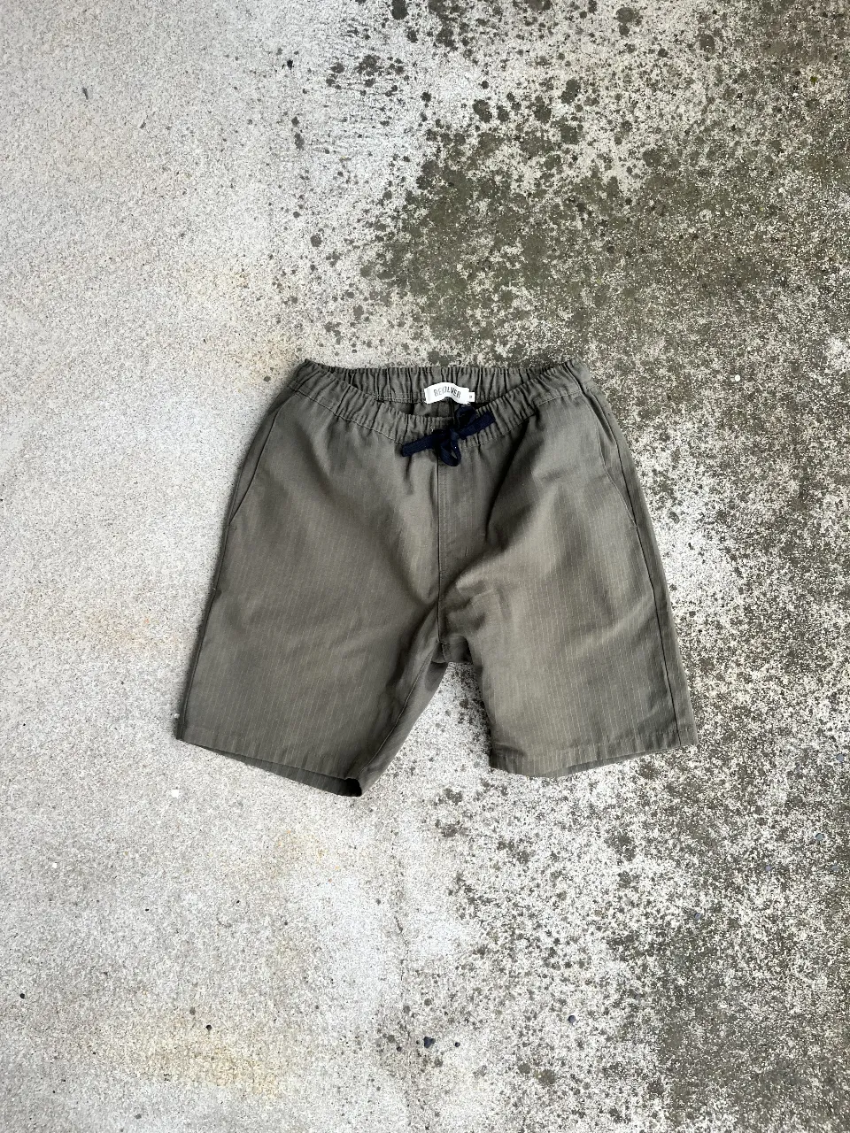 Short de hombre color verde militar, con cintura elastizada y cordón. Bolsillo trasero y dos bolsillos delanteros. Ideal para un look casual y cómodo.