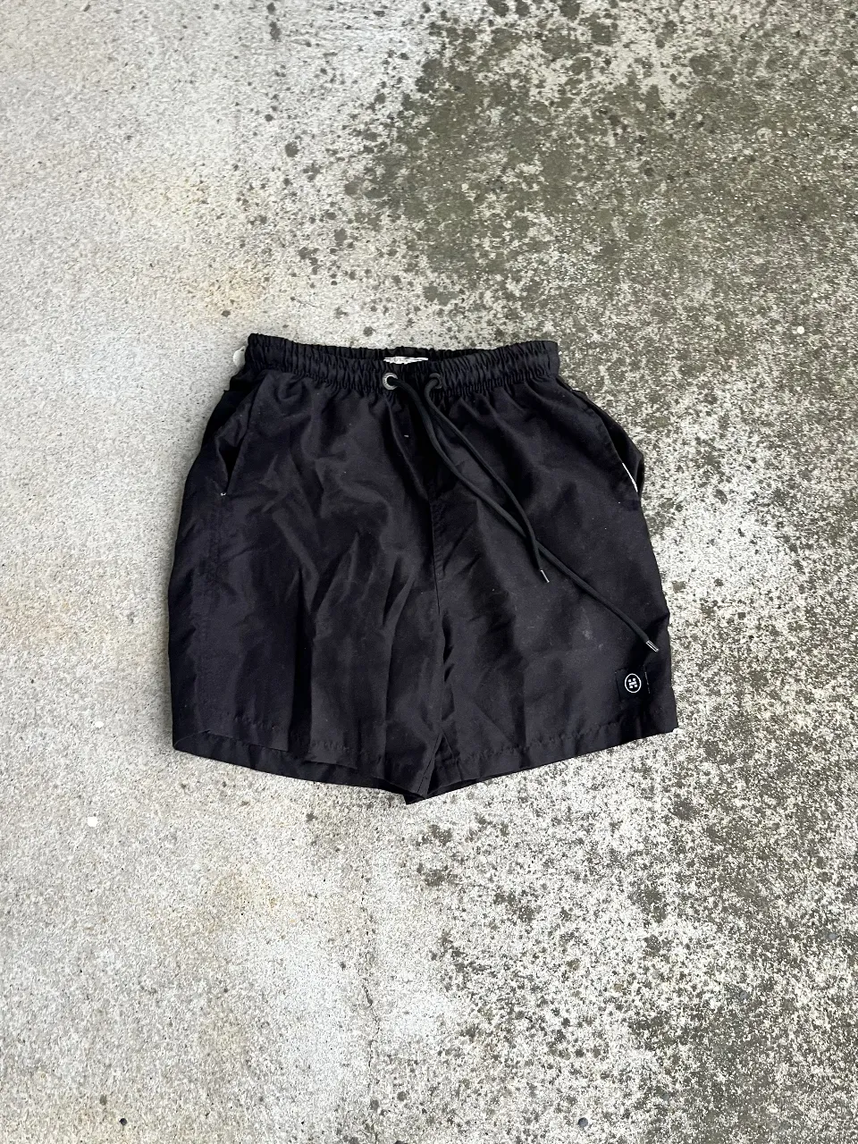 Short deportivo negro, ideal para actividades al aire libre o para un look casual y cómodo. Confeccionado con materiales resistentes y diseño funcional.