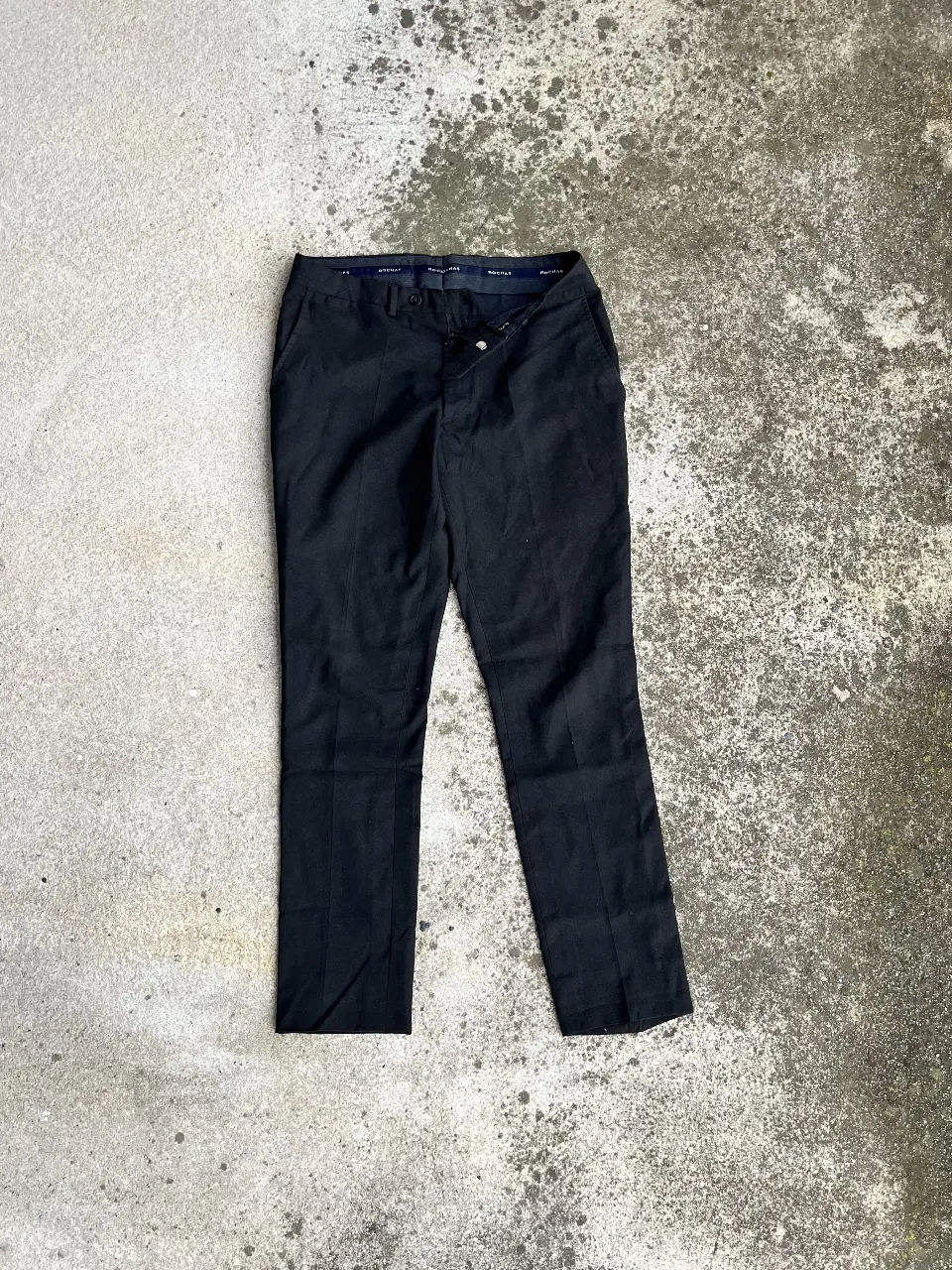 Pantalón de vestir negro para hombre, corte sastrero, ideal para un look formal o de trabajo. Confeccionado en tela de calidad, ofrece un ajuste clásico y elegante.