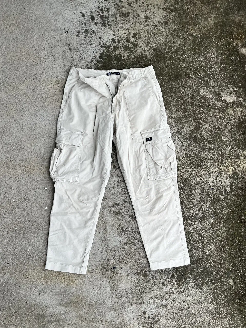 Pantalón cargo color crudo de la marca Zara, con bolsillos laterales y traseros. Talle 31.