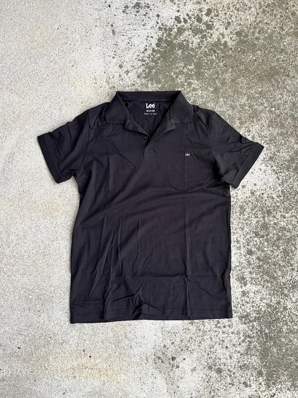 Remera tipo polo negra de la marca Lee, con cuello y manga corta. Ideal para un look casual y cómodo.