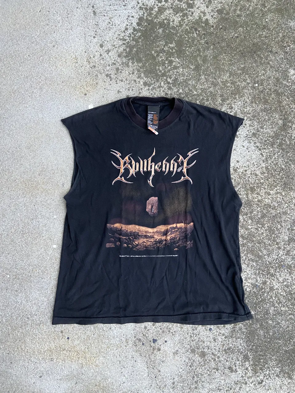 Musculosa negra de banda de metal, con estampado en el frente y en la espalda. Corte recto, sin mangas.