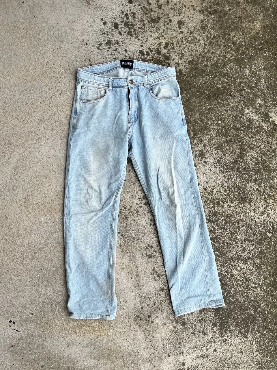 Jeans rectos de hombre, color celeste claro, ideal para un look casual y cómodo. Perfecto para combinar con cualquier remera o camisa.