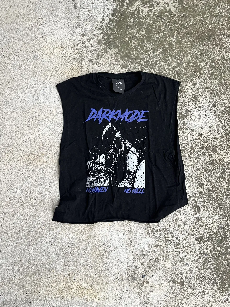 Musculosa negra con estampado "DARKMODE" en color violeta. Diseño con imagen de un cementerio. Estilo rocker y streetwear.