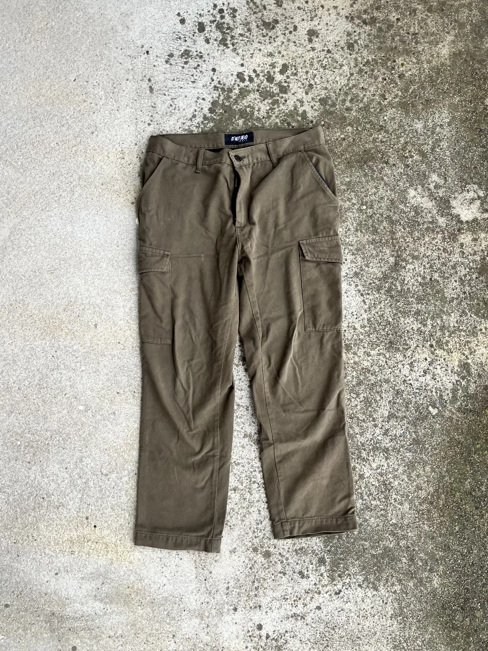 Pantalón cargo verde oscuro de hombre, con bolsillos laterales y traseros. Ideal para un look casual y utilitario.