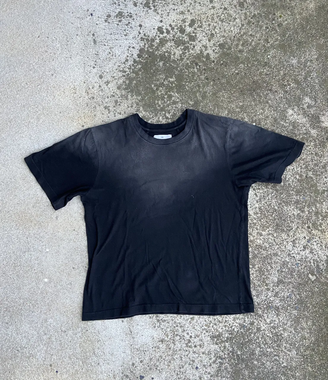 Remera negra con efecto degradado, ideal para un look casual y moderno. Perfecta para combinar con jeans o shorts.