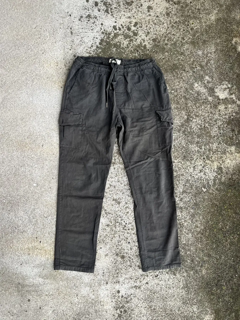 Pantalón cargo de hombre, color gris oscuro. Con bolsillos laterales y cintura elastizada con cordón. Marca Bowen London.