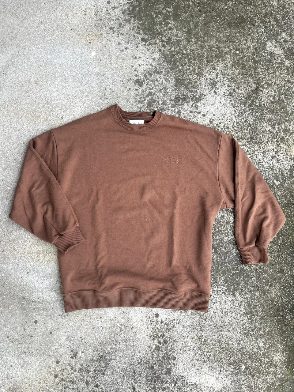 Buzo de cuello redondo color marrón, ideal para un look casual y cómodo. Perfecto para el día a día.