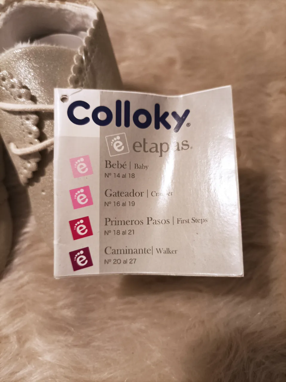 Zapatitos de bebé color crudo con detalles de encaje y cordones. Ideales para los primeros pasos de tu bebé.