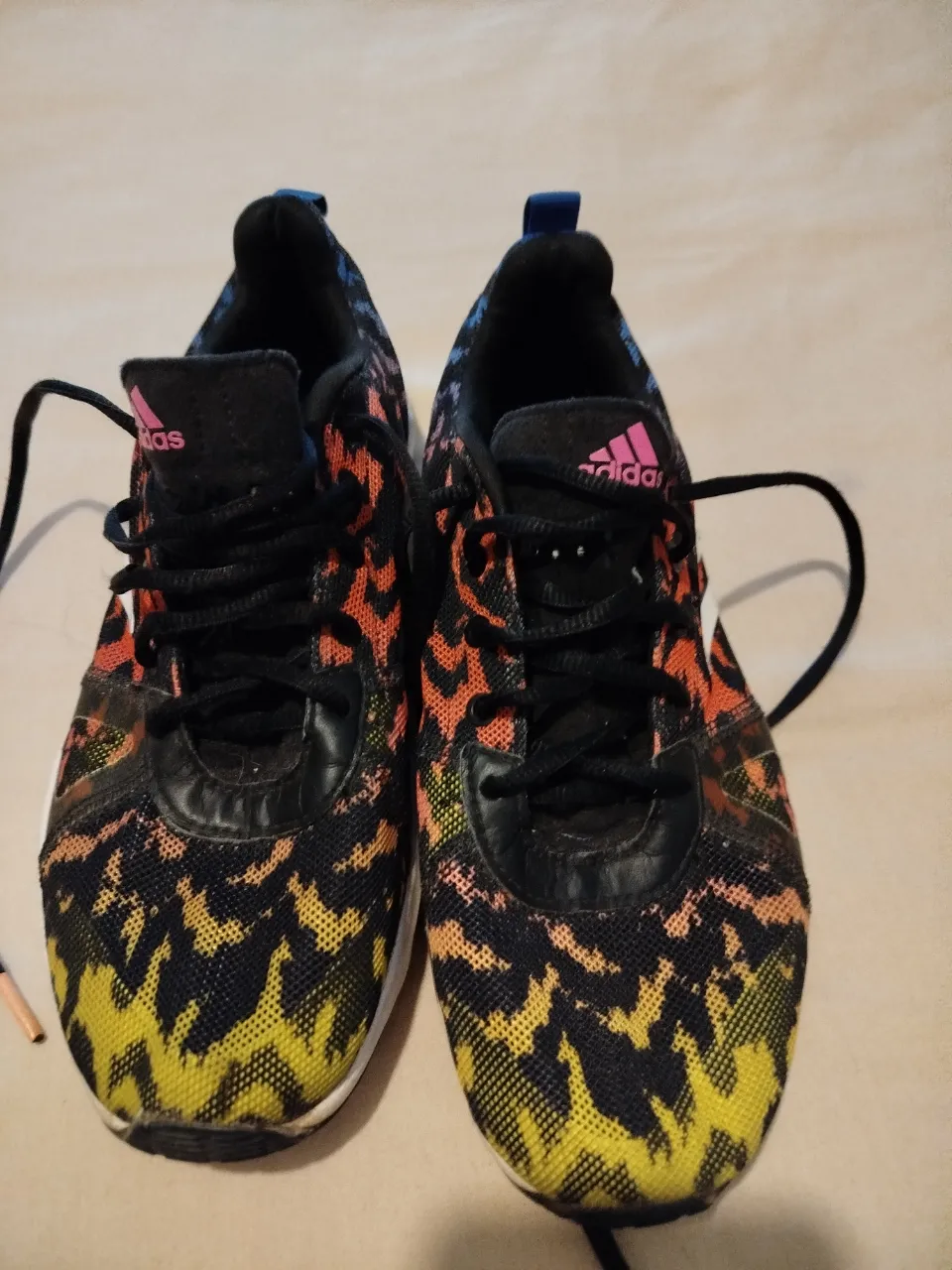 Zapatillas Adidas Cloudfoam unisex, con diseño multicolor y detalles en negro. Ideales para running y uso diario.