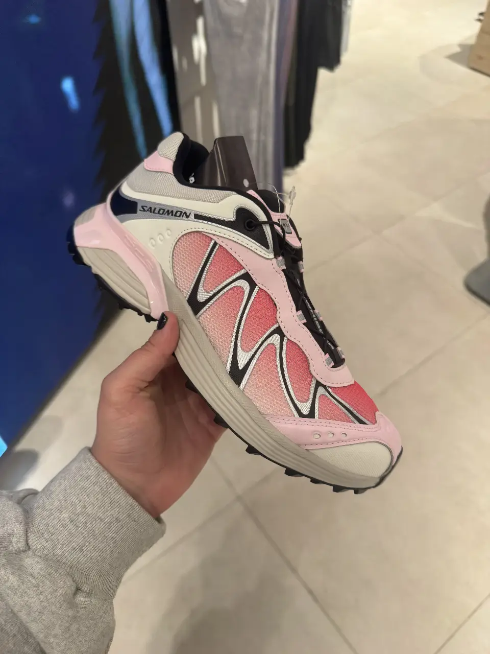 Zapatillas Salomon de mujer, diseño moderno en tonos rosa y blanco con detalles en negro. Ideales para un look deportivo y urbano.