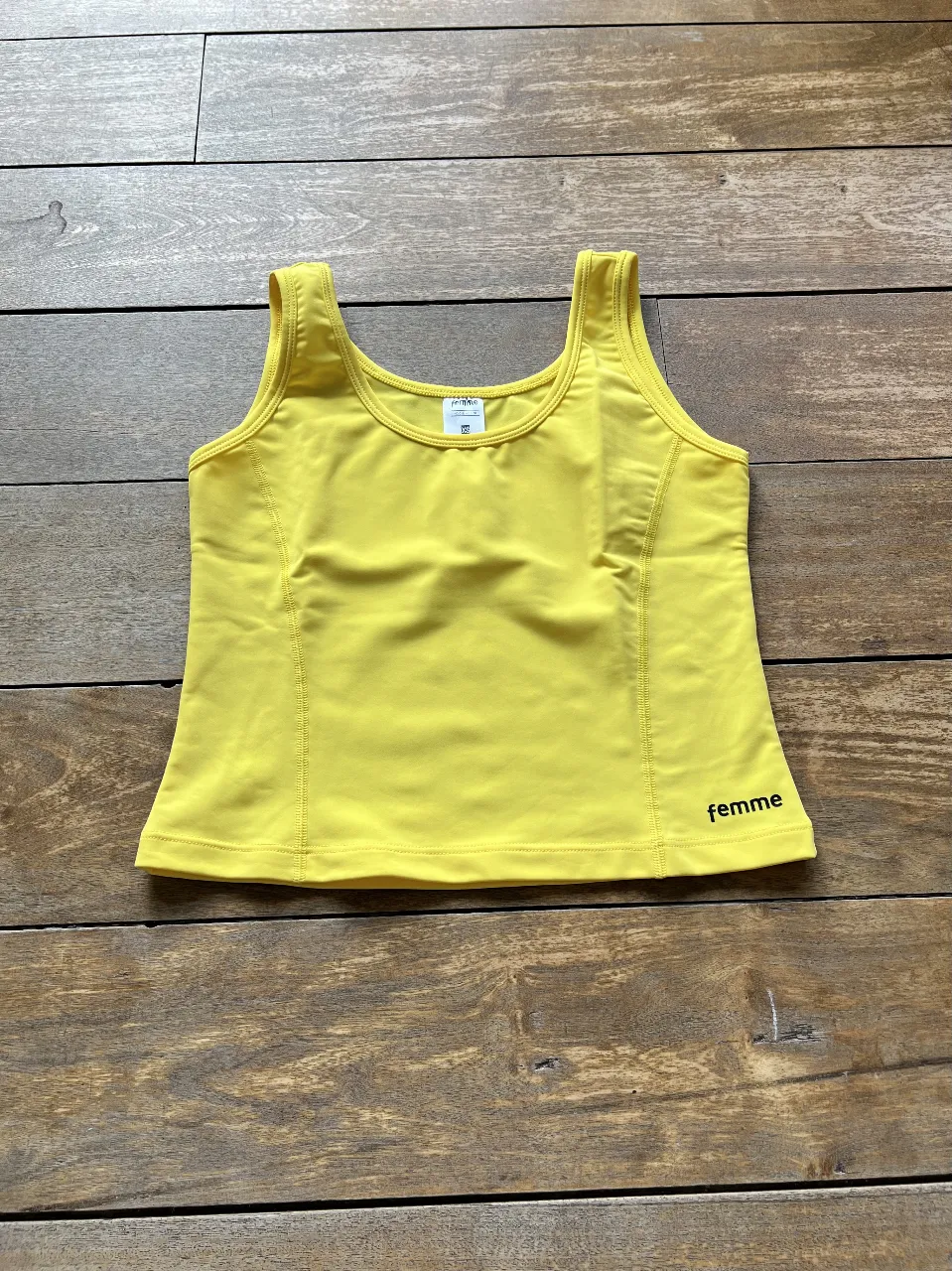 Musculosa deportiva amarilla de la marca Femme, talle XS. Ideal para actividades físicas.