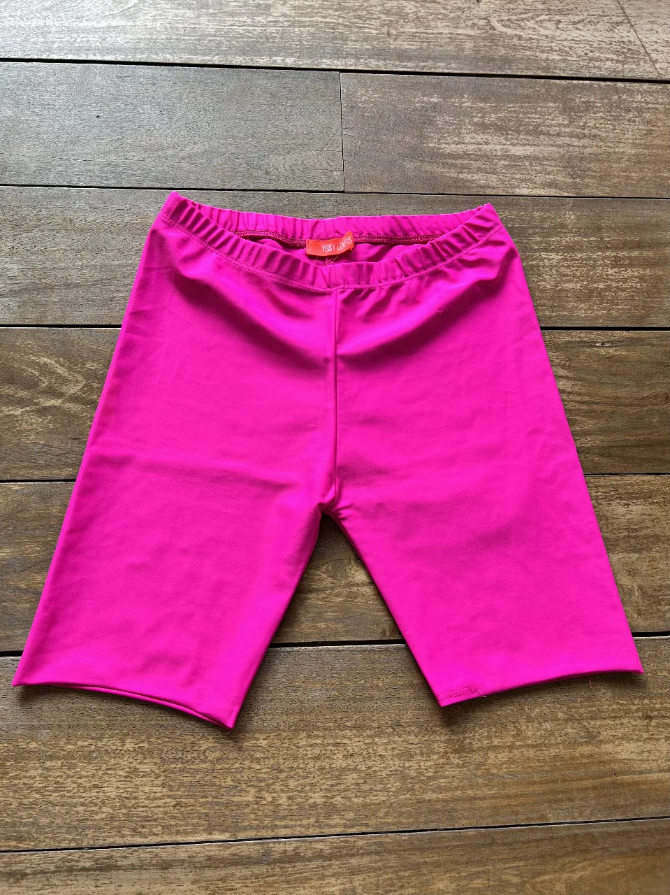 Calza ciclista deportivo de mujer, color fucsia, ideal para actividades físicas. Marca Yosy Lovers.