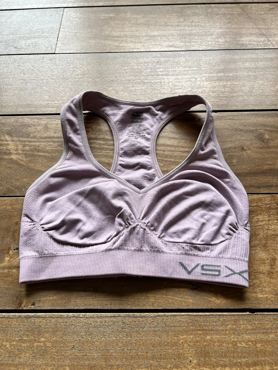Top deportivo VSX Victoria's Secret, color rosa, talle XS, ideal para actividades de bajo impacto. Confeccionado en nylon y spandex, ofrece soporte y comodidad. Perfecto para tus entrenamientos.