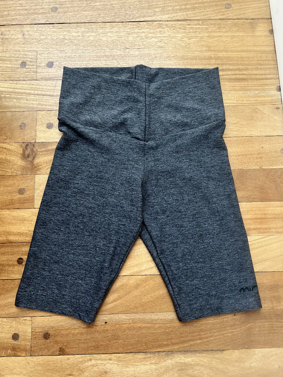 Calza ciclista de mujer, color gris jaspeado, de la marca MIR Fitness. Ideal para entrenamientos y actividades físicas. Talle S.