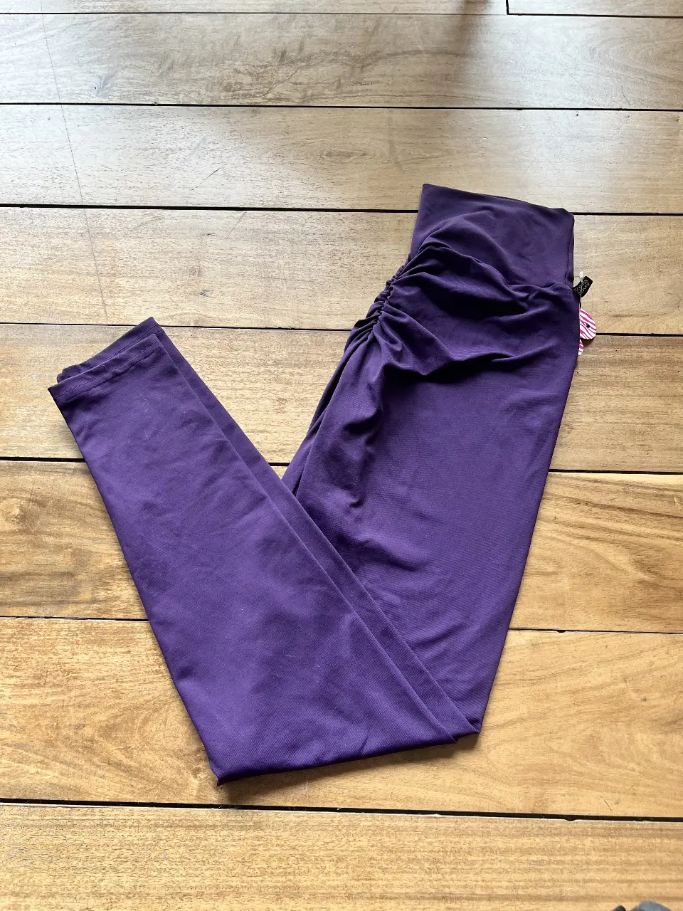 Calza deportiva violeta con fruncido en la parte trasera. Ideal para entrenar o para un look casual. Es Talle unico pero simil a un talle 2 o M 